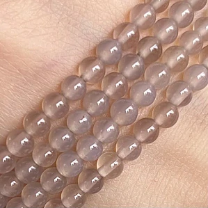 Achát šedý, kvalita A, 4-4,5 mm, šňůra 38 cm (cca 96 korálků)