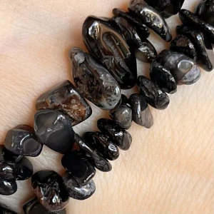 Onyx černý zlomky, 5-8 mm, šňůra 38 cm
