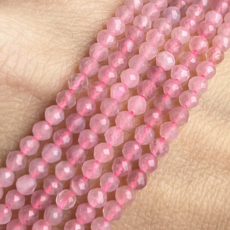 Růženín Madagaskar, 3-3,5 mm, fasetovaný, šňůra 38 cm (cca 111 korálků)