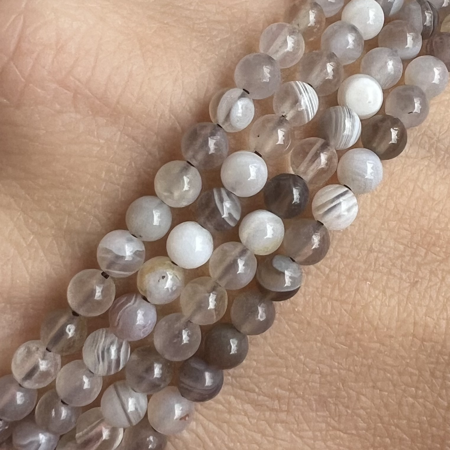 Achát botswanský, 4 mm, šňůra 38 cm (cca 93 korálků)